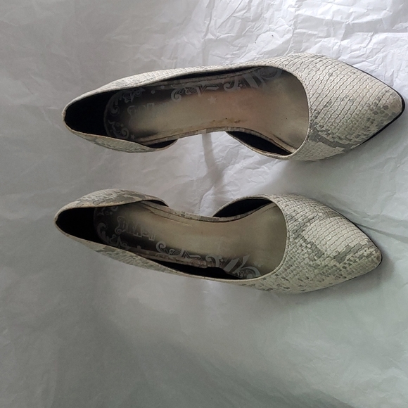 White, Light grey, and silver pointed toe heels with textured snake skin… - Picture 4 of 4